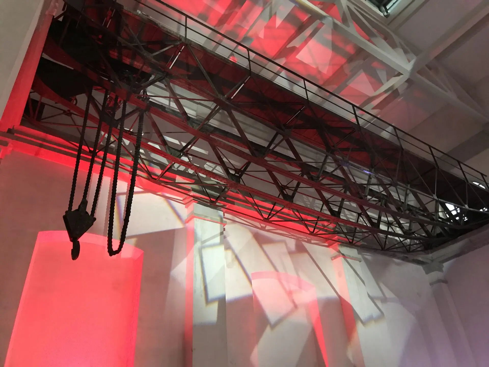 Carroponte e strutture industriali illuminati di rosso alla ex centrale termoelettrica di Daste e Spalenga, Bergamo — composizioni illuminotecniche SUONO E LUCE per Civiltà Industriale