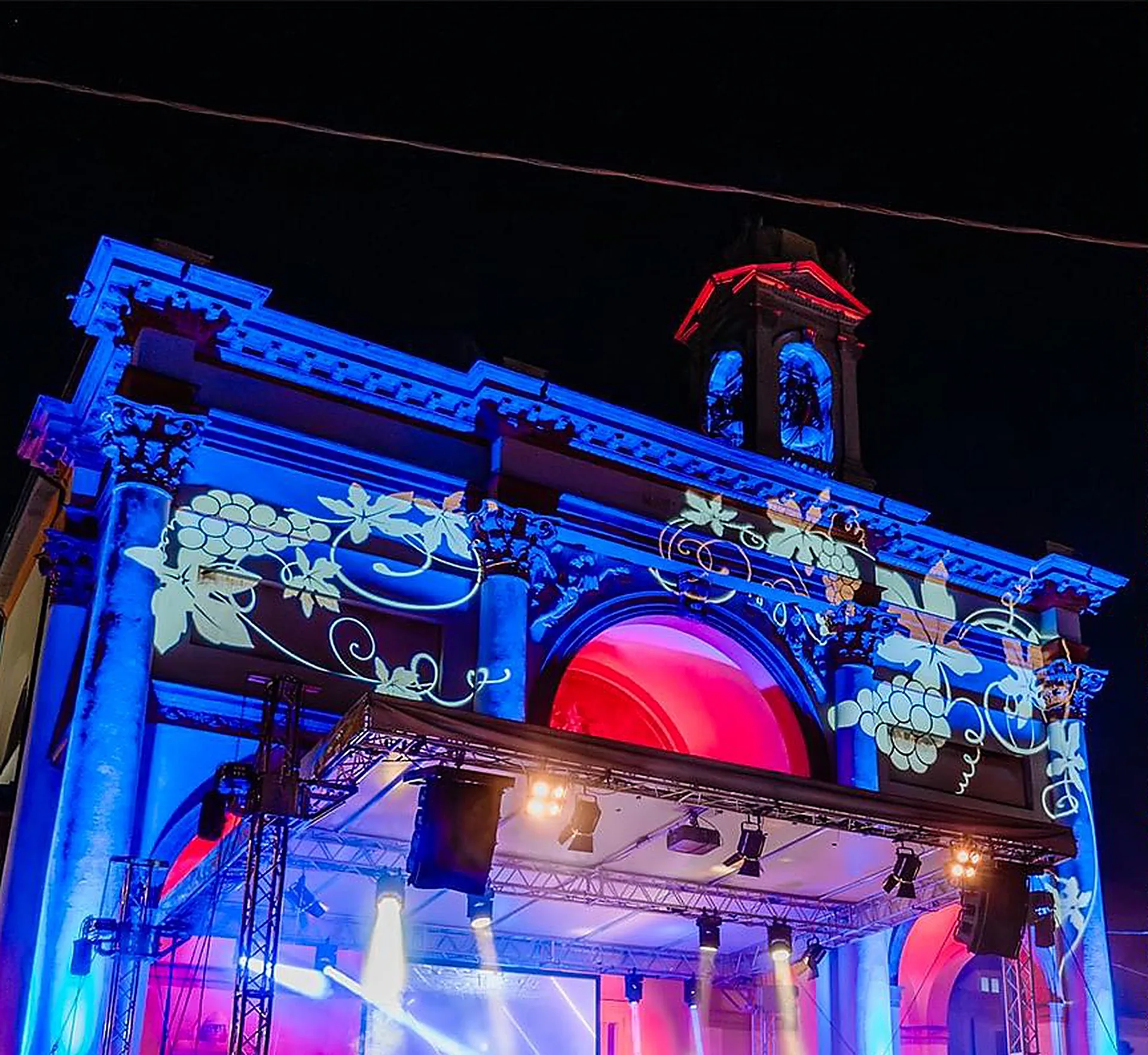 Festa del Moscato di Scanzo — maxiproiezioni blu con grappoli d'uva sulla Chiesa di Rosciate, SUONO E LUCE