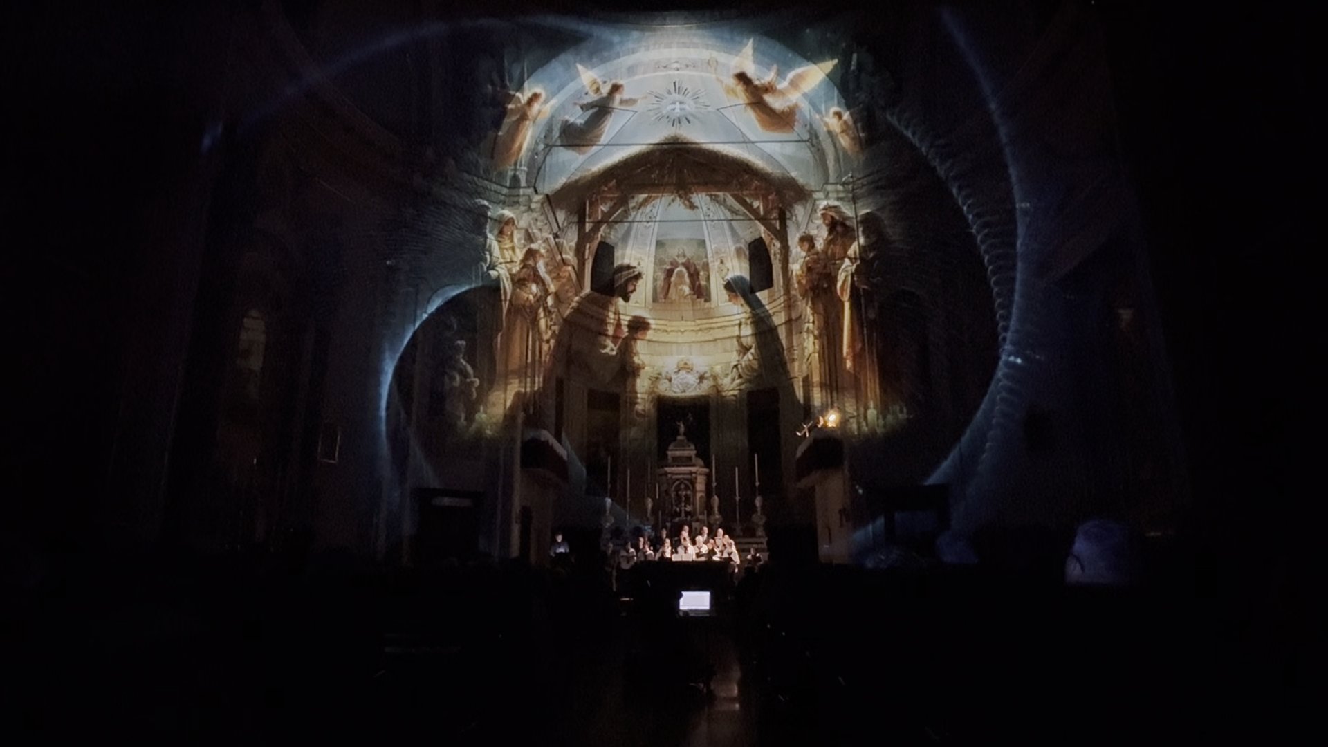 Luccicanti — spettacolo immersivo di suoni, luci e immagini che trasforma l’architettura dei luoghi