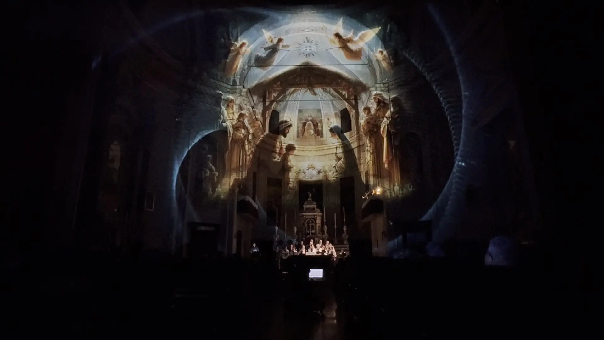 Luccicanti — spettacolo immersivo di suoni, luci e immagini che trasforma l'architettura dei luoghi