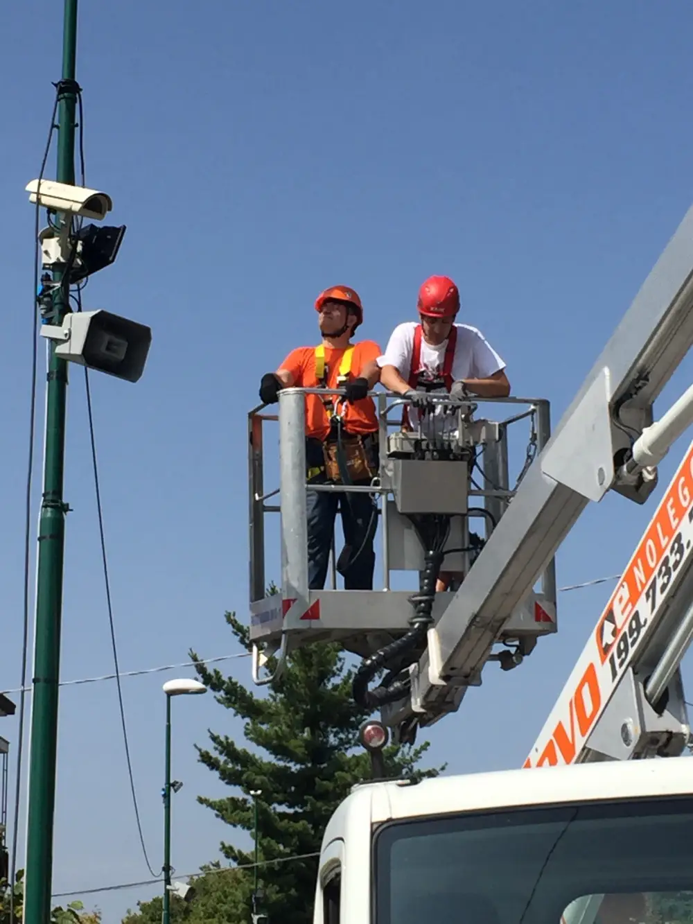 Installazione filodiffusione alla Festa del Moscato di Scanzo, Scanzorosciate (BG) — tecnici SUONO E LUCE su piattaforma aerea