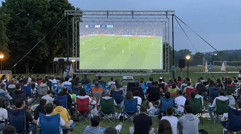 Maxischermo outdoor per la finale di Champions League 2023 — ingesting segnale, proiezione e audio presso Stile Nuoto Quadri, Almè (BG), SUONO E LUCE