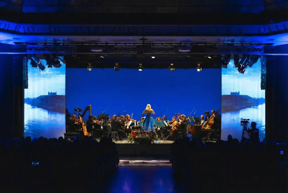 Proiezioni live su quinte scenografiche con MadMapper — Concerto per la Natura, Orchestra Ars Armonica, Centro Congressi Giovanni XXIII Bergamo, light design Patrizia Margioni, SUONO E LUCE
