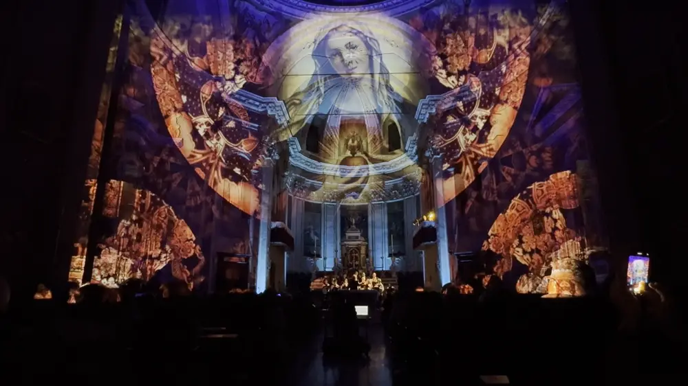 Videomapping nella chiesa di Albano Sant'Alessandro (BG) — spettacolo Luccicanti, produzione tecnica SUONO E LUCE