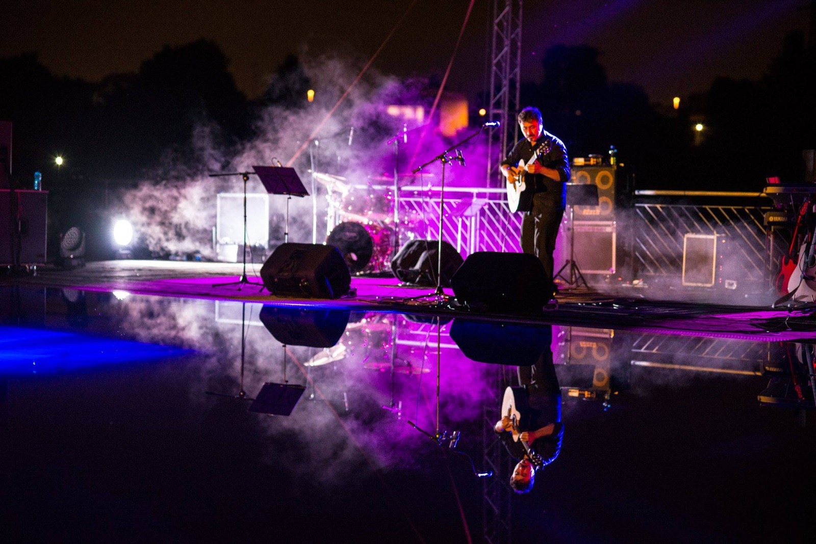 Gabor Lesko Band al completo, riflesso magenta sull'acqua — concerto jazz sul Ticino, Note sull'Acqua Pavia, SUONO E LUCE