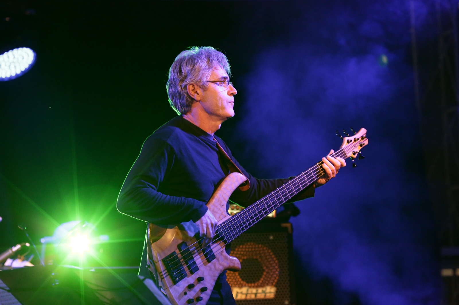 Alfredo Salvoldelli al basso, profilo verde e blu — Gabor Lesko Trio, Parco della Trucca Bergamo, SUONO E LUCE