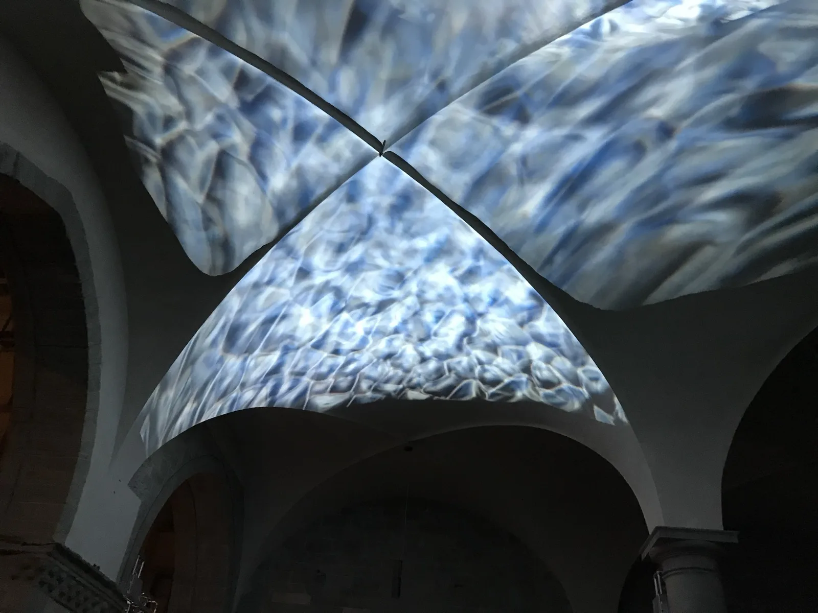 Volte a crociera del Palazzo della Ragione in Piazza Vecchia, Bergamo Alta — architettura medievale trasformata in superficie per proiezioni interattive di danza contemporanea, Danza Liquida SUONO E LUCE
