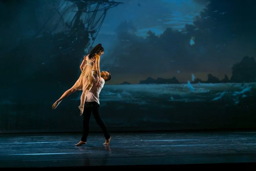 Pas de deux con videoproiezione di veliero e mare in tempesta — Nunzio Perricone e Giorgia Filipponi, videoproiezioni sceniche SUONO E LUCE