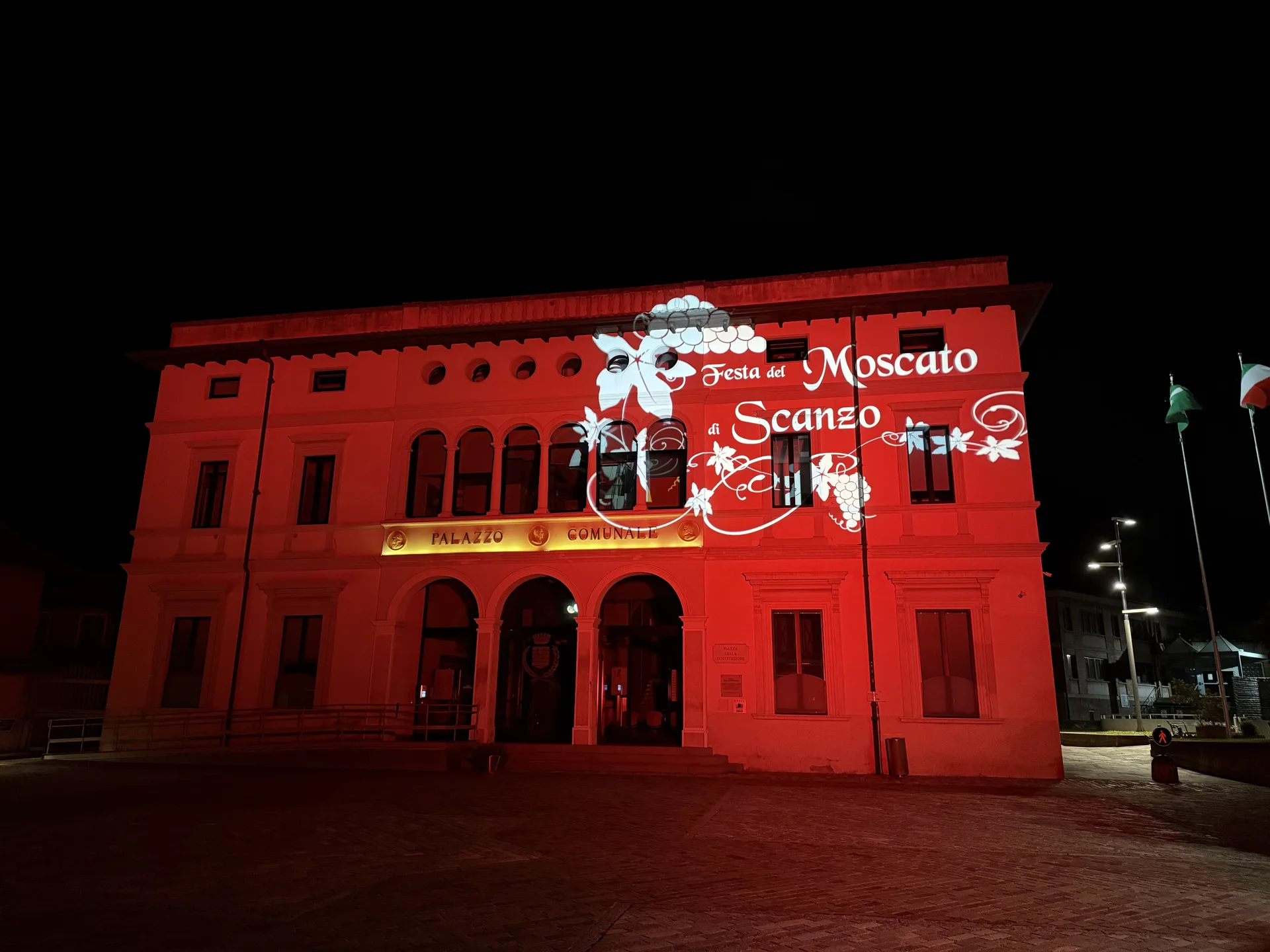 Palazzo Comunale di Scanzorosciate illuminato di rosso con maxiproiezione 'Festa del Moscato di Scanzo' — gobo personalizzato con logo e motivi viticoli, SUONO E LUCE